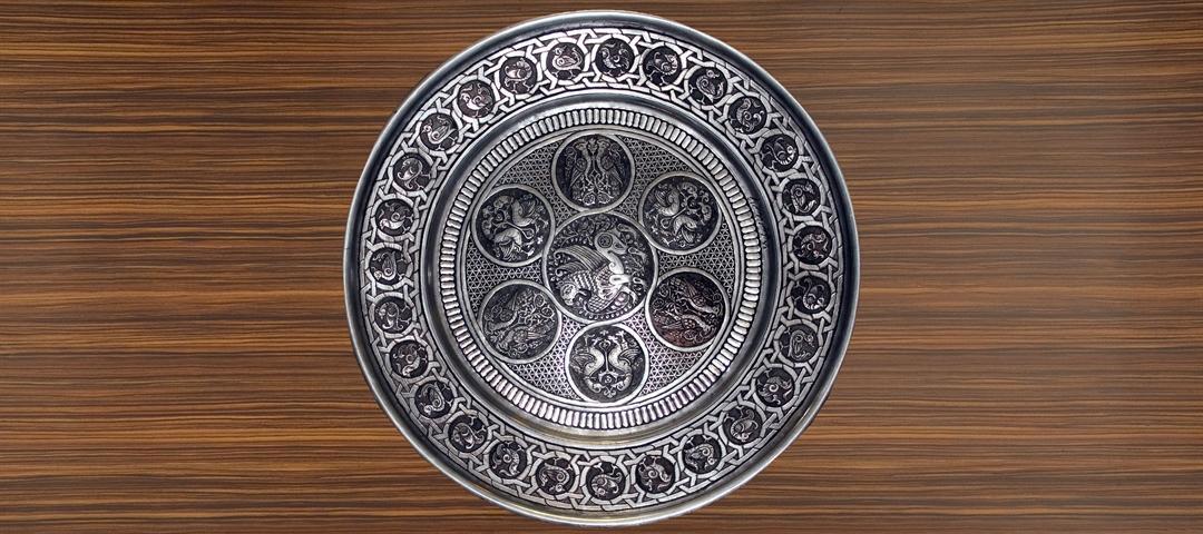 قلم زنی بشقاب مسی به سبک دوره سلجوقی در پژوهشگاه میراث فرهنگی قلم زنی بشقاب مسی به سبک دوره سلجوقی در پژوهشگاه میراث فرهنگی